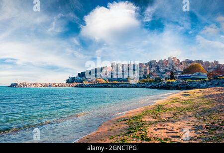 Sonnige Frühlingsseelandschaft an der Ägäis. Kolofuler Blick auf die Stadt Kavala, die wichtigste Hafenstadt im Osten Mazedoniens und die Hauptstadt der Region Kavala Stockfoto