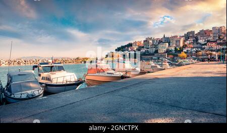 Sonnige Frühlingsseelandschaft an der Ägäis. Kolofuler Abendansicht der Stadt Kavala, dem wichtigsten Seehafen von Ostmakedonien und der Hauptstadt von Kavala regiona Stockfoto