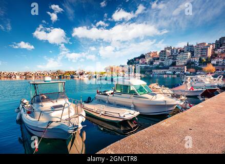 Sonnige Frühlingsseelandschaft an der Ägäis. Kolofuler Blick auf die Stadt Kavala, die wichtigste Hafenstadt im Osten Mazedoniens und die Hauptstadt der Region Kavala Stockfoto