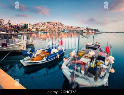 Sonnige Frühlingsseelandschaft an der Ägäis. Kolofuler Abendansicht der Stadt Kavala, dem wichtigsten Seehafen von Ostmakedonien und der Hauptstadt von Kavala regiona Stockfoto