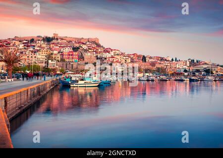 Sonnige Frühlingsseelandschaft an der Ägäis. Kolofuler Abendansicht der Stadt Kavala, dem wichtigsten Seehafen von Ostmakedonien und der Hauptstadt von Kavala regiona Stockfoto