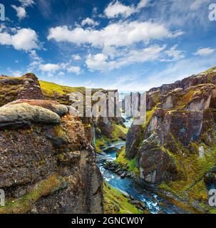 Unglaubliche Aussicht auf den Fjadrargljufur Canyon und den Fluss im Sommer. Spektakuläre Morgenlandschaft der Vulkanlandschaft im Südosten Islands, Europa. Schönheit Stockfoto