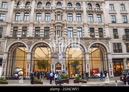 London, Großbritannien. 24. Sep, 2021. IPhone 13 geht im Apple Store in der Regent Street zum Verkauf. Stockfoto