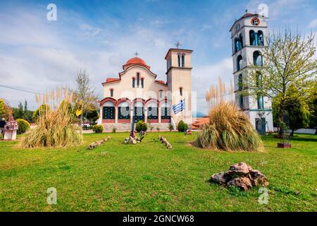 Kleine orthodoxe Kirche im Dorf Nea Kerdilia. Farbenfrohe Frühlingsszene in Nordgriechenland. Herrliche Morgenansicht der Landschaft, Kavala Region. Künstlerisch Stockfoto