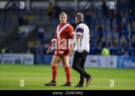 Warrington, Großbritannien. September 2021. Warrington, England - 24. September 2021 - man of Steel nominierte Jordan Abdull (7) von Hull Kingston Rovers spricht vor der Rugby League mit Cheftrainer Tony Smith Betfred Super League, Ausscheidungsspiel, Warrington Wolves vs Hull Kingston Rovers im Halliwell Jones Stadium, Warrington, Großbritannien Dean Williams Kredit: Dean Williams/Alamy Live News Stockfoto