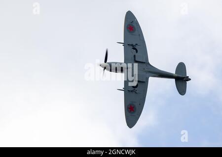 Russische Spitfire (PT879), die am 11. September 2021 auf der Abingdon Air & Country Show in der Luft zu sehen war Stockfoto