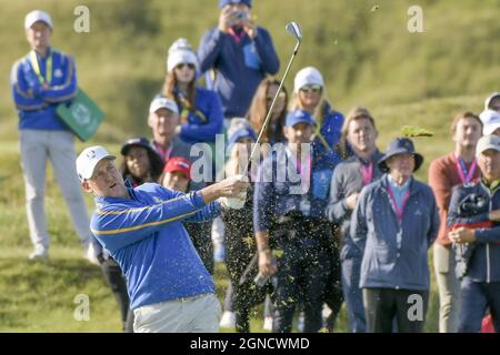 Kohler, USA. September 2021. Ian Poulter vom Team Europe trifft am Freitag, den 24. September 2021 in Kohler, Wisconsin, den Ball auf den 5. Grünen beim 43. Ryder Cup bei Whistling Straits. Foto von Mark Black/UPI Credit: UPI/Alamy Live News Stockfoto