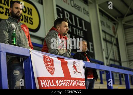 Warrington, Großbritannien. September 2021. Hull KR-Fans beobachten das Aufwärmen in Warrington, Großbritannien am 9/24/2021. (Foto von Mark Cosgrove/News Images/Sipa USA) Quelle: SIPA USA/Alamy Live News Stockfoto