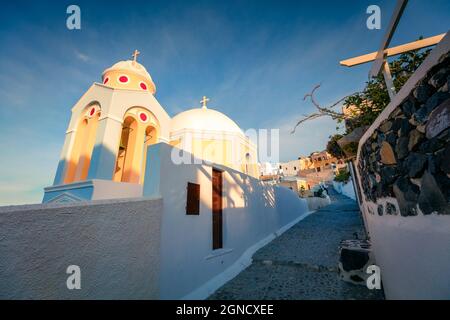 Sonniger Blick auf die Insel Santorini am Morgen. Malerischer Frühling sc ene des berühmten griechischen Resorts Fira, Griechenland, Europa. Hintergrund des Reisekonzepts. Artis Stockfoto