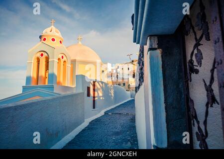 Sonniger Blick auf die Insel Santorini am Morgen. Malerischer Frühling sc ene des berühmten griechischen Resorts Fira, Griechenland, Europa. Hintergrund des Reisekonzepts. Artis Stockfoto