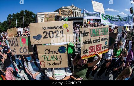 München, Bayern, Deutschland. September 2021. Well Beyond 20,000 versammelten sich freitags auf dem Münchner Königsplatz für die Future Global Climate Strike Demo und den darauffolgenden märz. Viele äußerten sich wütend über das gesamte politische Spektrum, weil sie nicht mehr aktiv waren, um die globale Erwärmung durch ein Ende der Nutzung von Kohle, fossilen Brennstoffen und anderen nicht erneuerbaren Energiequellen zu stoppen. (Bild: © Sachelle Babbar/ZUMA Press Wire) Bild: ZUMA Press, Inc./Alamy Live News Stockfoto