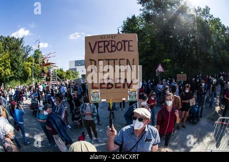 München, Bayern, Deutschland. September 2021. Well Beyond 20,000 versammelten sich freitags auf dem Münchner Königsplatz für die Future Global Climate Strike Demo und den darauffolgenden märz. Viele äußerten sich wütend über das gesamte politische Spektrum, weil sie nicht mehr aktiv waren, um die globale Erwärmung durch ein Ende der Nutzung von Kohle, fossilen Brennstoffen und anderen nicht erneuerbaren Energiequellen zu stoppen. (Bild: © Sachelle Babbar/ZUMA Press Wire) Bild: ZUMA Press, Inc./Alamy Live News Stockfoto