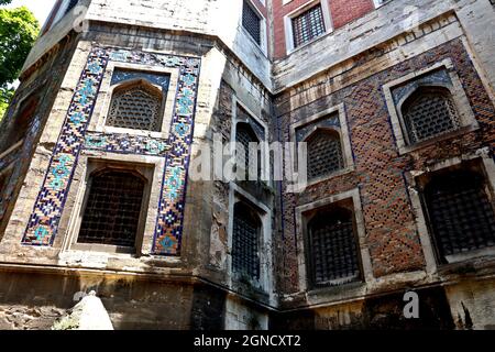 Hausfront im Gülhane Park in Istanbul Cinili Kösk Teil des Archäologiemuseums mit tollem Mosaik-Look Stockfoto