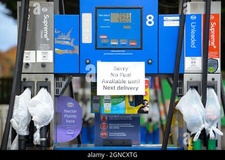 Hertford, Großbritannien. September 2021. Kraftstoffmangel in Großbritannien. Eine Tankstelle (Esso) in Hertford hat Schilder angebracht, auf denen steht, dass bis zur nächsten Lieferung kein Kraftstoff mehr vorhanden ist. Die Pumpen waren mit Kunststoffbeuteln bedeckt. Andrew Steven Graham/Alamy Live News Stockfoto