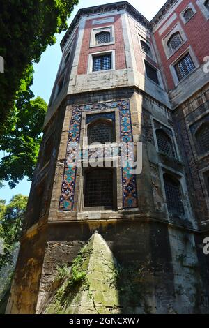 Hausfront im Gülhane Park in Istanbul Cinili Kösk Teil des Archäologiemuseums mit tollem Mosaik-Look Stockfoto