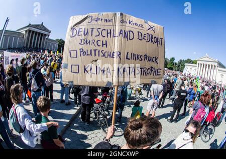 München, Bayern, Deutschland. September 2021. Well Beyond 20,000 versammelten sich freitags auf dem Münchner Königsplatz für die Future Global Climate Strike Demo und den darauffolgenden märz. Viele äußerten sich wütend über das gesamte politische Spektrum, weil sie nicht mehr aktiv waren, um die globale Erwärmung durch ein Ende der Nutzung von Kohle, fossilen Brennstoffen und anderen nicht erneuerbaren Energiequellen zu stoppen. (Bild: © Sachelle Babbar/ZUMA Press Wire) Bild: ZUMA Press, Inc./Alamy Live News Stockfoto