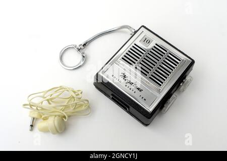 Radio, Transistor, Transistor-Radio, kleines Radio, Schlüsselanhänger-Transistor, Elektronisches Objekt, batteriebetrieben, batteriebetrieben, Vintage-Objekt, alte Tasche Stockfoto