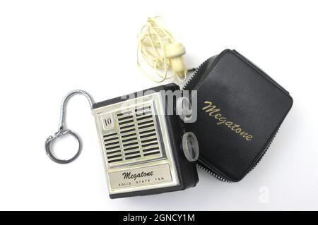 Radio, Transistor, Transistor-Radio, kleines Radio, Schlüsselanhänger-Transistor, Elektronisches Objekt, batteriebetrieben, batteriebetrieben, Vintage-Objekt, alte Tasche Stockfoto