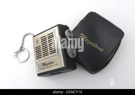 Radio, Transistor, Transistor-Radio, kleines Radio, Schlüsselanhänger-Transistor, Elektronisches Objekt, batteriebetrieben, batteriebetrieben, Vintage-Objekt, alte Tasche Stockfoto