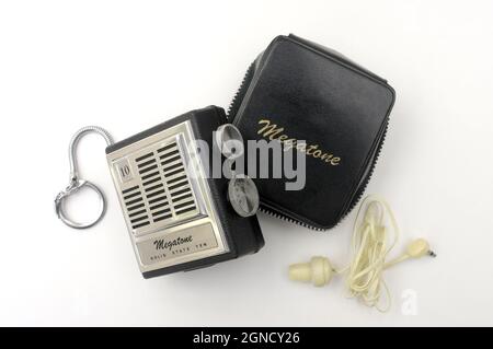 Radio, Transistor, Transistor-Radio, kleines Radio, Schlüsselanhänger-Transistor, Elektronisches Objekt, batteriebetrieben, batteriebetrieben, Vintage-Objekt, alte Tasche Stockfoto