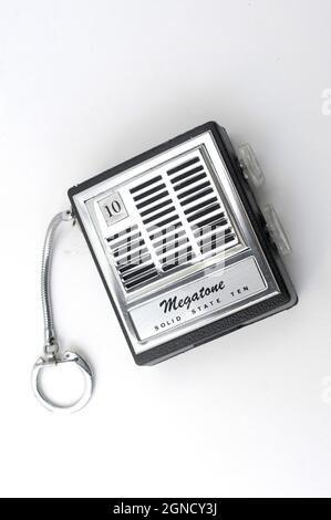 Radio, Transistor, Transistor-Radio, kleines Radio, Schlüsselanhänger-Transistor, Elektronisches Objekt, batteriebetrieben, batteriebetrieben, Vintage-Objekt, alte Tasche Stockfoto