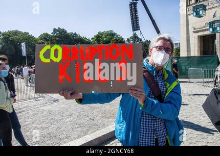 München, Bayern, Deutschland. September 2021. Well Beyond 20,000 versammelten sich freitags auf dem Münchner Königsplatz für die Future Global Climate Strike Demo und den darauffolgenden märz. Viele äußerten sich wütend über das gesamte politische Spektrum, weil sie nicht mehr aktiv waren, um die globale Erwärmung durch ein Ende der Nutzung von Kohle, fossilen Brennstoffen und anderen nicht erneuerbaren Energiequellen zu stoppen. (Bild: © Sachelle Babbar/ZUMA Press Wire) Bild: ZUMA Press, Inc./Alamy Live News Stockfoto