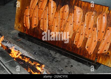 Loimulohi (FI), der Lachs auf offener Flamme in Kesälahti, Ostfinnland, röstet Stockfoto