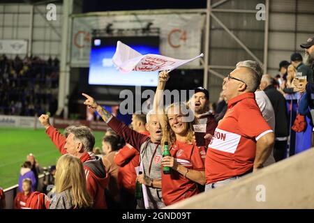 Warrington, Großbritannien. September 2021. Hull KR-Fans singen und tanzen am 9/24/2021 in Warrington, Großbritannien. (Foto von Mark Cosgrove/News Images/Sipa USA) Quelle: SIPA USA/Alamy Live News Stockfoto