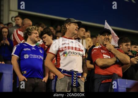 Warrington, Großbritannien. September 2021. Hull KR Fans beobachten das Spiel in Warrington, Vereinigtes Königreich am 9/24/2021. (Foto von Mark Cosgrove/News Images/Sipa USA) Quelle: SIPA USA/Alamy Live News Stockfoto