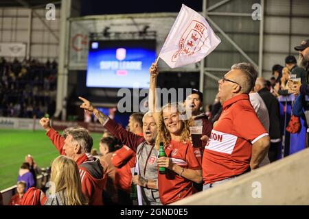 Warrington, Großbritannien. September 2021. Hull KR-Fans singen und tanzen am 9/24/2021 in Warrington, Großbritannien. (Foto von Mark Cosgrove/News Images/Sipa USA) Quelle: SIPA USA/Alamy Live News Stockfoto