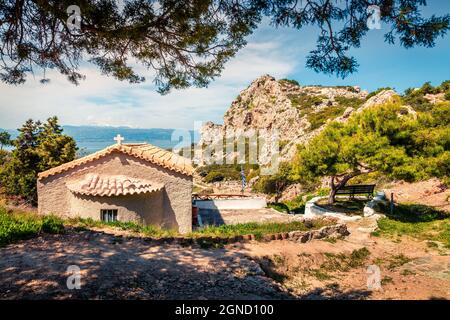 Sonnige Frühlingsansicht der Agios Ioannis Kirche. Herrliche Morgenansicht des Westgerichts von Heraion von Perachora, Limni Vouliagmenis Lage, Griechenland, Europa. T Stockfoto