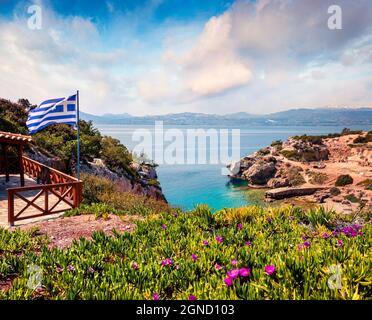 Herrliche Frühlingsansicht des Westgerichtes von Heraion von Perachora, Limni Vouliagmenis Lage. Bunte Morgenseeküste der Ägäis, Griechenland, Europa. Reise Stockfoto