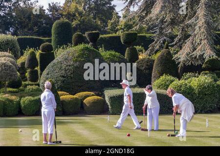 Krocketspiel auf einem englischen Country House Garden in Yorkshire UK Stockfoto