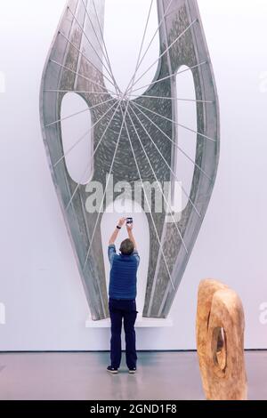 Kunstliebhaber in der Hepworth Wakefield Art Gallery West Yorkshire UK Stockfoto