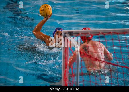 Savona, Italien. September 2021. RODRIGUEZ MARTINEZ Oriol und jung Dawid (AZS) während des AZS UW Waterpolo Warschau (POL) gegen CN Terrassa (ESP), len Cup - Champions League Wasserball Spiel in Savona, Italien, September 24 2021 Quelle: Independent Photo Agency/Alamy Live News Stockfoto