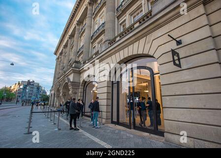 Amsterdam, Niederlande. September 2021. Am frühen Morgen kommen die Käufer im führenden Laden von ‘Apples' in Amsterdam früh vor der Eröffnung der Geschäfte an, um ihre Bestellungen für das neue Mobiltelefon der ‘iPhone 13 Series' bei der offiziellen weltweiten Markteinführung aufzugeben.: Bestellen Sie noch heute und holen Sie sich morgen. (Foto von Charles M Vella/SOPA Images/Sipa USA) Quelle: SIPA USA/Alamy Live News Stockfoto