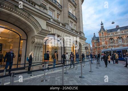 Amsterdam, Niederlande. September 2021. Am frühen Morgen kommen die Käufer im führenden Laden von ‘Apples' in Amsterdam früh vor der Eröffnung der Geschäfte an, um ihre Bestellungen für das neue Mobiltelefon der ‘iPhone 13 Series' bei der offiziellen weltweiten Markteinführung aufzugeben.: Bestellen Sie noch heute und holen Sie sich morgen. (Foto von Charles M Vella/SOPA Images/Sipa USA) Quelle: SIPA USA/Alamy Live News Stockfoto