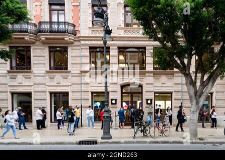 Valencia, Spanien. September 2021. Allgemeine Ansicht des Apple Store während des ersten Verkaufstages des iPhone 13 mobile in Valencia. Kredit: SOPA Images Limited/Alamy Live Nachrichten Stockfoto