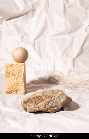 Podium für Verpackung Präsentation und Kosmetik von natürlichen beige Farbe. Stein Podium und trockene Blume Stockfoto