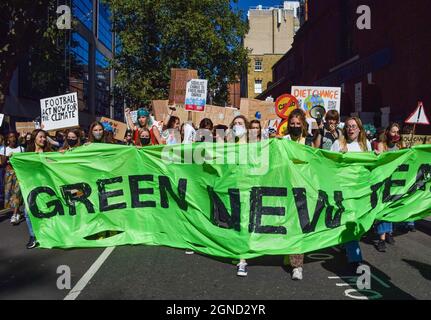 London, Großbritannien. September 2021. Während der Demonstration in Westminster halten die Demonstranten ein Transparent mit dem Titel „Green New Deal“. Hunderte von Menschen marschierten im Rahmen der Freitage zum zukünftigen globalen Klimastreik in der Hauptstadt und forderten die Regierung auf, dringend in der Klimakrise zu handeln. Kredit: SOPA Images Limited/Alamy Live Nachrichten Stockfoto