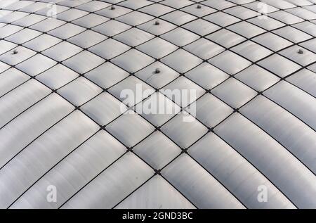 tokio, japan - Mai 03 2021: Texturhintergrund, der eine Nahaufnahme auf dem luftgestützten kuppelförmigen Dach des tokyo Dome Stadions darstellt, ein Überbau c Stockfoto