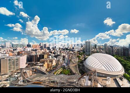 tokio, japan - Mai 03 2021: Vogelansicht der Stahlachterbahn Thunder Dolphin über dem Einkaufszentrum Laqua Tokyo Dome City Mall in kourakuen AS Stockfoto