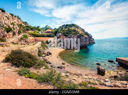 Herrliche Frühlingsansicht des Westgerichtes von Heraion von Perachora, Limni Vouliagmenis Lage. Bunte Morgenseeküste der Ägäis, Griechenland, Europa. Reise Stockfoto