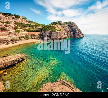 Herrliche Frühlingsansicht des Westgerichtes von Heraion von Perachora, Limni Vouliagmenis Lage. Bunte Morgenseeküste der Ägäis, Griechenland, Europa. Reise Stockfoto