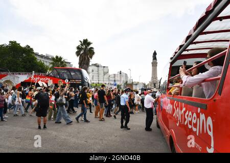 Lissabon, Portugal. September 2021. Touristen beobachten während der Demonstration, wie Demonstranten auf der Straße marschieren. Mehrere Studentenorganisationen, die 2019 von der schwedischen Aktivistin Greta Thunberg gegründet wurden, kehrten auf die Straße zurück, um schnelle Klimaschutzmaßnahmen von führenden Politikern der Welt zu fordern. Die Anforderungen reichen von der Energie-, Transport-, Agro-Forstwirtschaft, Bildung, Bergbau und Urbanisierung Sektoren, solche Aktionen wurden unter dem Motto durchgeführt "Unser Haus ist in Brand. Die Gesellschaft muss handeln.“ Dies ist die achte Demonstration portugiesischer Studenten im Namen der Klimagerechtigkeit. Quelle: SOPA Image Stockfoto