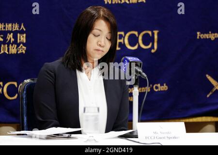 Tokio, Japan. September 2021. Frau Suzuki nimmt an einer Pressekonferenz im Club der ausländischen Korrespondenten in Japan Teil. Die Gastredner kamen zum Club, um ihre Stimme zu erheben und Gerechtigkeit zu fordern, nachdem sie den Kontakt zu ihren Kindern verloren hatten, die von ihren Partnern entführt wurden. Der japanische Vater Shinji Kojima (nicht sein richtiger Name), eine Angestellte des Unternehmens, Frau Suzuki, die ihren vollständigen Namen aus Angst vor Vergeltung nicht offenlegen will, ist immer noch verheiratet, wurde aber aus dem Familienhaus ausgeschlossen und hat ihre Kinder seit mehr als einem Jahr nicht mehr gesehen, andÂ der französische Vater Vincent Fichot, dessen Hungerstreik fast 20 Tage vor der Ol Stockfoto