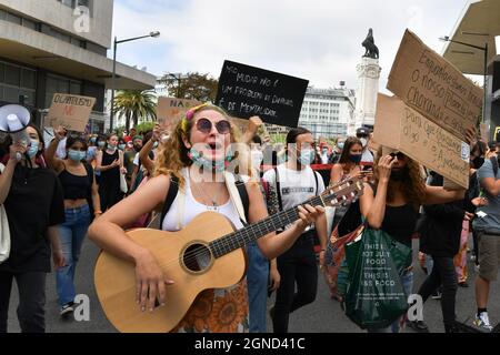 Lissabon, Portugal. September 2021. Ein Aktivist singt Parolen während der Demonstration. Mehrere Studentenorganisationen, die 2019 von der schwedischen Aktivistin Greta Thunberg gegründet wurden, kehrten auf die Straße zurück, um schnelle Klimaschutzmaßnahmen von führenden Politikern der Welt zu fordern. Die Anforderungen reichen von der Energie-, Transport-, Agro-Forstwirtschaft, Bildung, Bergbau und Urbanisierung Sektoren, solche Aktionen wurden unter dem Motto durchgeführt "Unser Haus ist in Brand. Die Gesellschaft muss handeln.“ Dies ist die achte Demonstration portugiesischer Studenten im Namen der Klimagerechtigkeit. Quelle: SOPA Images Limited/Alamy Live N Stockfoto