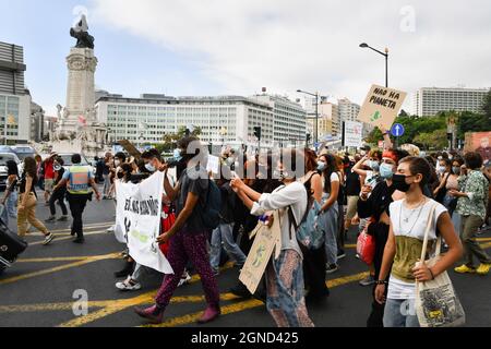 Lissabon, Portugal. September 2021. Aktivisten halten während der Demonstration ein Banner. Mehrere Studentenorganisationen, die 2019 von der schwedischen Aktivistin Greta Thunberg gegründet wurden, kehrten auf die Straße zurück, um schnelle Klimaschutzmaßnahmen von führenden Politikern der Welt zu fordern. Die Anforderungen reichen von der Energie-, Transport-, Agro-Forstwirtschaft, Bildung, Bergbau und Urbanisierung Sektoren, solche Aktionen wurden unter dem Motto durchgeführt "Unser Haus ist in Brand. Die Gesellschaft muss handeln.“ Dies ist die achte Demonstration portugiesischer Studenten im Namen der Klimagerechtigkeit. Kredit: SOPA Images Limited/Alamy Live Nachrichten Stockfoto