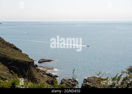 Blick über den Ärmelkanal vom Southwest Coastal Path, Portlemouth Down, The Bull, in der Nähe von Salcombe, Devon mit viel Aktivität auf See. Stockfoto