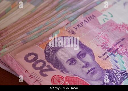 Ein Haufen Banknoten mit einem Nennwert von zweihundert Griwna. Ukrainisches Geld. Stockfoto